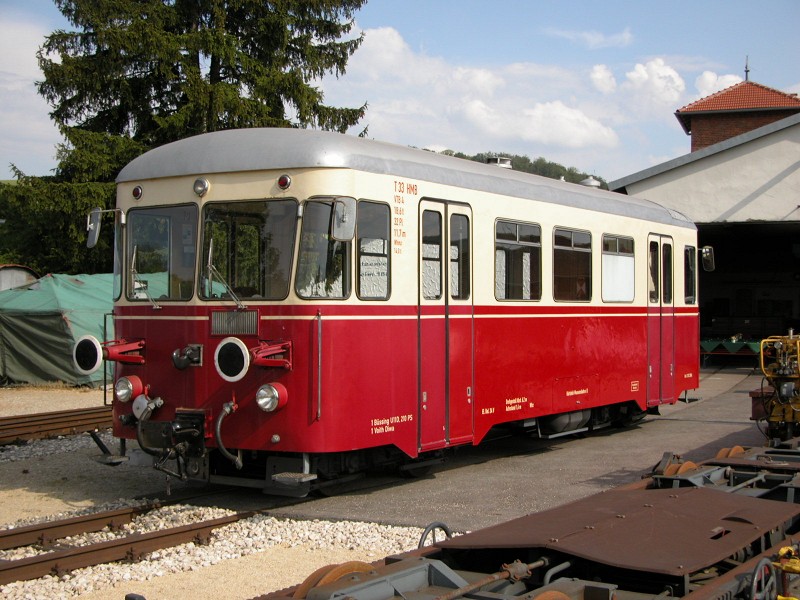 Der vierachsige Triebwagen T33 vor dem Lokschuppen in Neresheim.