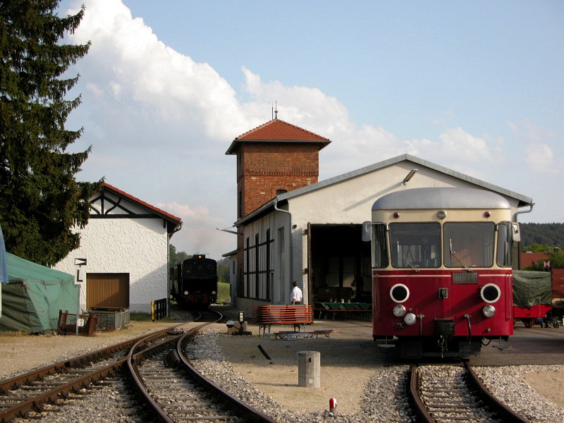 T 33 vor dem Lokschuppen in Neresheim, im Hintergrund die WN 12.