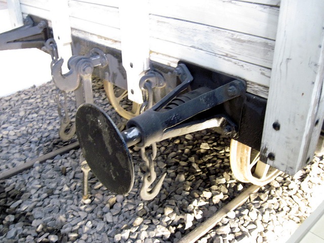 Ein Länderbahn–Puffer mit vierfach geschlitzter Hülse.