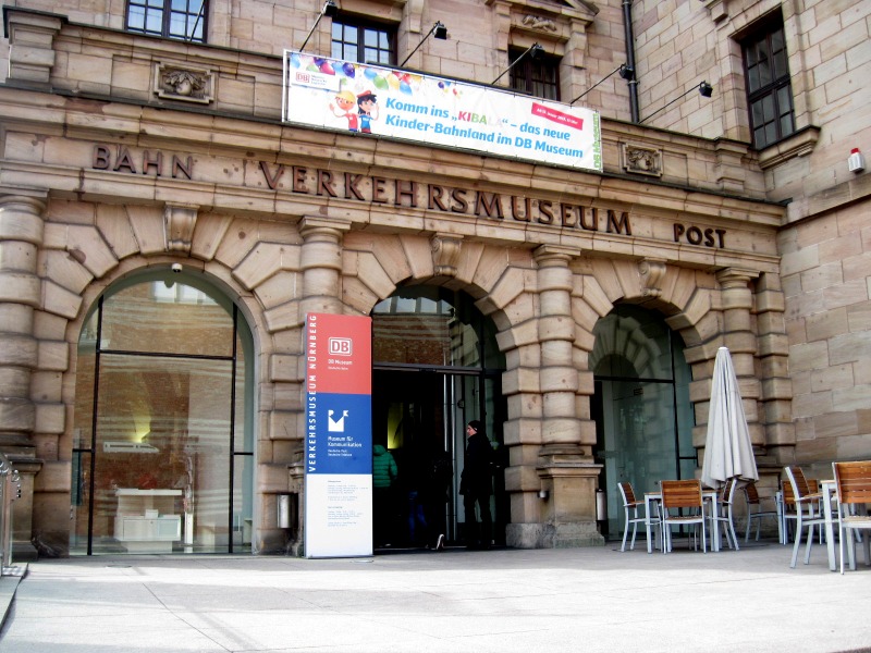 Der Eingang zum DB–Museum in Nürnberg liegt im Hochparterre.