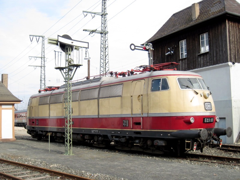 Ein Prototyp: die „Schnellfahr”–Ellok 103 001 mit einreihigen Lüftern.