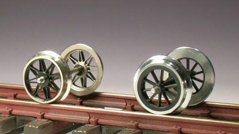 Ein Radsatz mit niedrigen (Märklin) und einer mit hohen Spurkränzen (LGB).