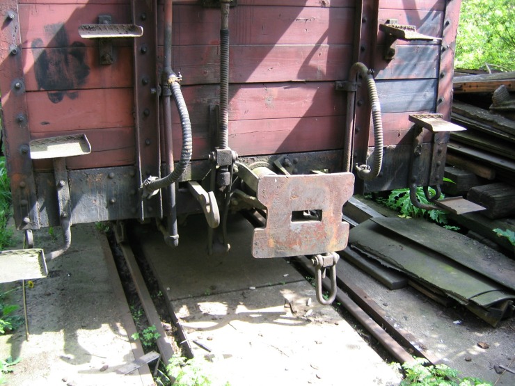 Puffer und Kupplung an einem alten, gedeckten Güterwagen.