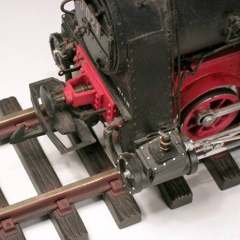 Modellfoto: gefederter Lokomotiv–Mittelpuffer von oben gesehen.