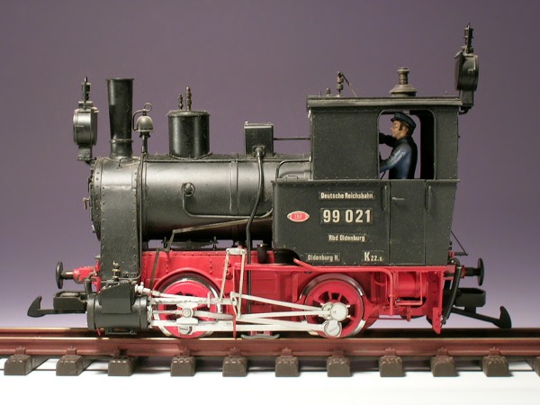 Modellfoto: zweiachsige Schmalspur–Dampflok von der linken Seite aus gesehen.