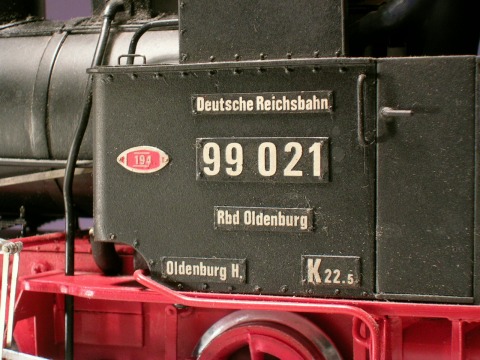 Detailfoto: Beschriftung am Führerhaus einer Dampflok (99 021).