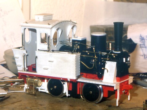 Foto: Lokomotiv–Modell im Bau. Deutlich sind neue Teile aus weißem Polystyrol zu erkennen.