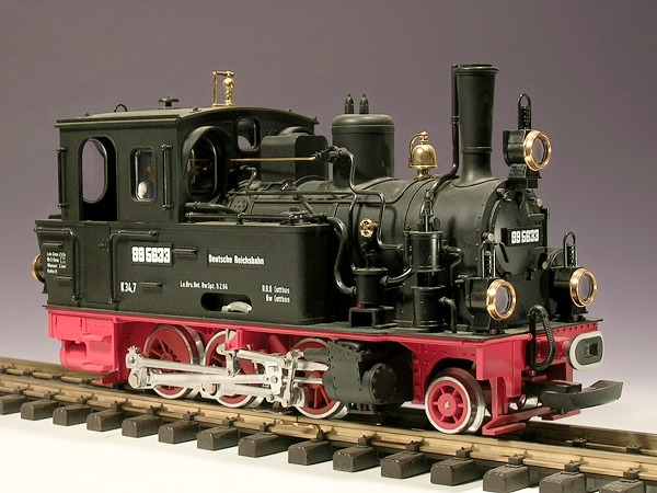 Modellfoto: Schwarze Dampflok mit drei gekuppelten Treibachsen und einer Vorlaufachse.