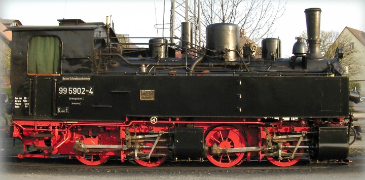 Mallet–Lokomotive mit einem Drehgestell vorne.