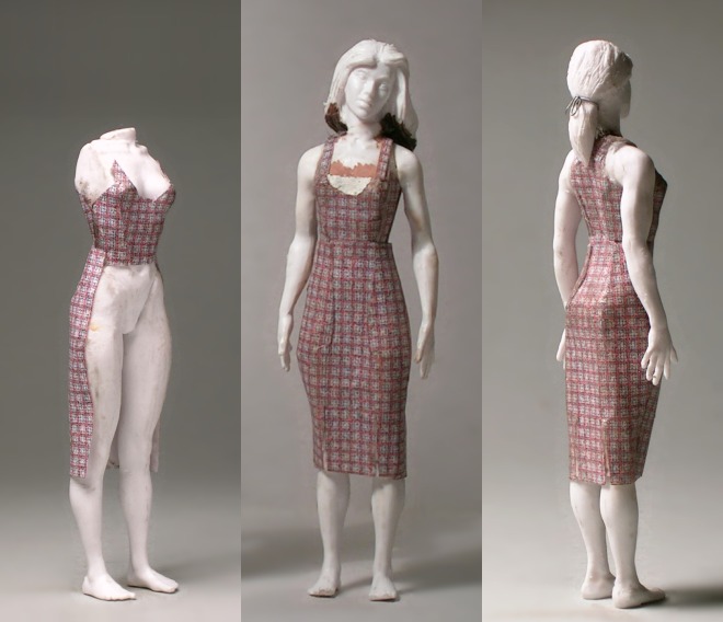 Einer Modellfigur wird ein Kleid aus bedrucktem Paper (Karomuster) angemessen.