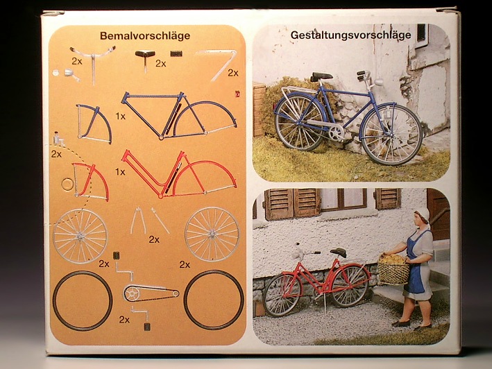 Auf einer Pappschachtel sind zwei montierte Fahrräder und deren Einzelteile abgebildet.