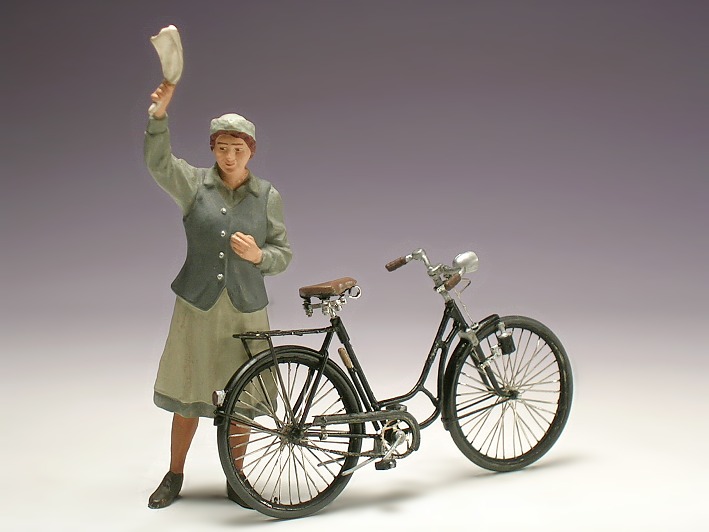 Ein filigranes Damenrad mit tiefem Einstieg am Rahmen, daneben die Figur einer winkenden Frau mit Kopftuch.