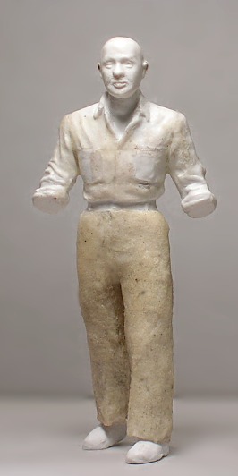 Die gekürzte Figur eines kräftigen, jungen Manns mit weiten Hosen im Rohbau.