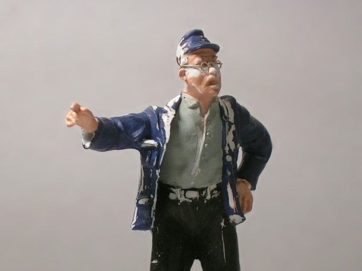 Eine nachgravierte Modellfigur mit einer geätzten Brille auf der Nase.