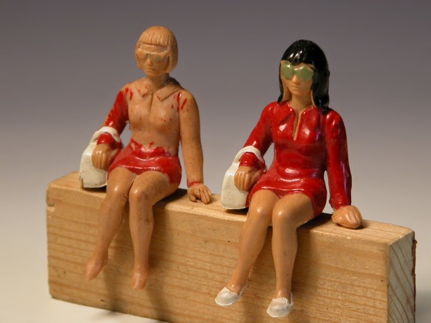 Zwei sitzende Frauen–Figuren, eine davon schon etwas überarbeitet.