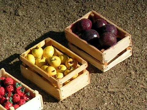 Modellfoto: eine Holzkiste mit gelben Äpfeln und eine mit Rotkohl–Köpfen.