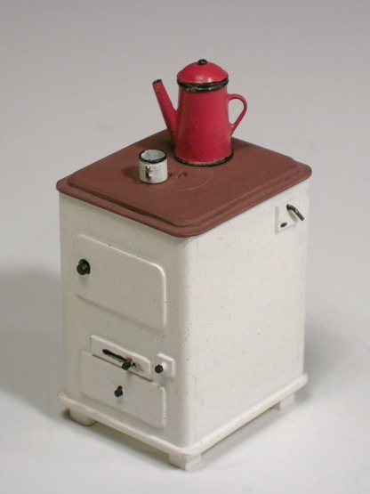 Modellfoto: Ofen aus Polystyrol mit Kaffeekanne und –tasse aus Blech.