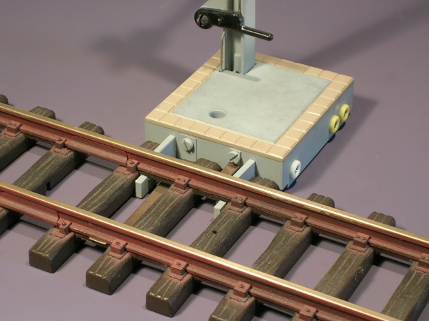 Modellfoto: der am Gleis angeclipste Signalsockel von der Gleisseite her gesehen.