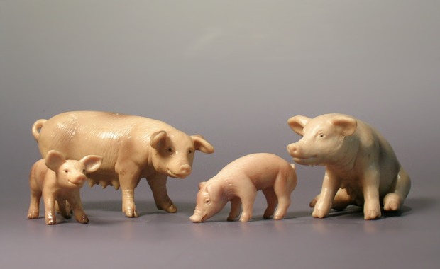 Tierfiguren: zwei lustige Ferkel und zwei Mutterschweine.