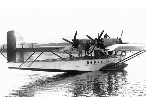 Viermotoriges Flugboot auf dem Wasser, schräg von hinten.