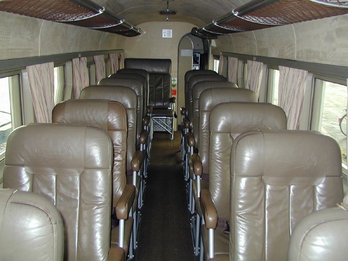 Blick von vorne in die Fahrgast–Kabine des Flugzeugs.