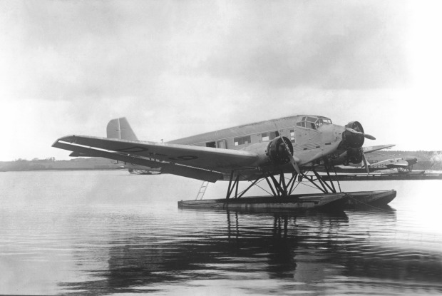 Eine Junkers Ju 52 mit Schwimmern auf dem Wasser, aufgenommen etwa 1935.