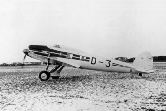 Einmotoriges Flugzeug von der Seite gesehen, auf dem Startfeld.