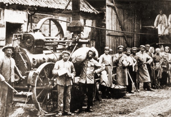 1925 drischt die Dorfgemeinschaft mit einer Dampfmaschine.