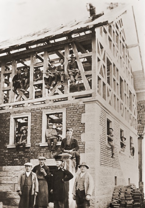 1930: Der Dachstuhl ist aufgesetzt - Zeit für das Richtfest.