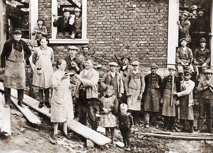 1930 - Hausbau mit Hilfe der Dorfgemeinschaft.