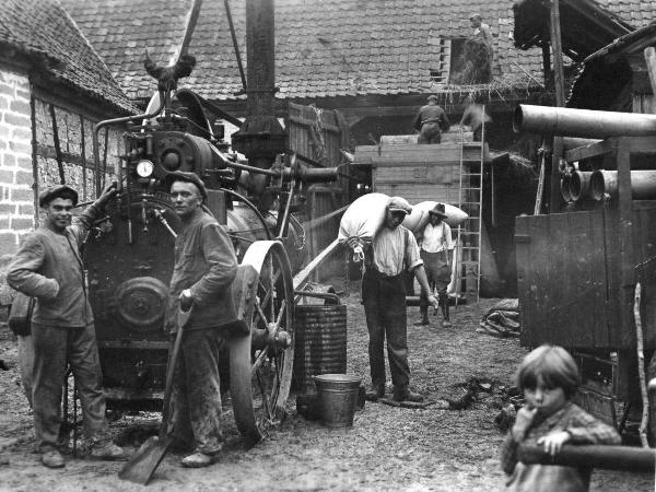 Dreschen mit der Dampfmaschine (1934) - Blick in den Hof des Bauern.