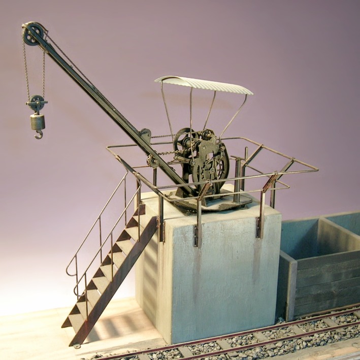 Modellfoto: Kleinbekohlungsanlage mit brüniertem, funktionsfähigen Kran.