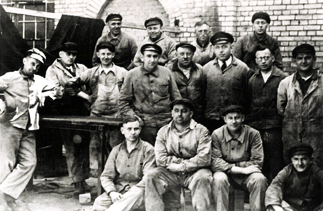 Buderus, 1936: Männer in Arbeitskleidung, die meisten mit Mützen.