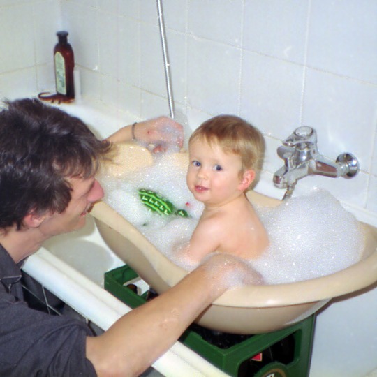 Kleinkind in einer Kinderwanne auf einem Bierkasten.