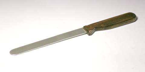 Foto: Werkzeug zum Trennen der LGB–Kupplungen, ähnlich einem stumpfen Messer mit abgerundeter Spitze.