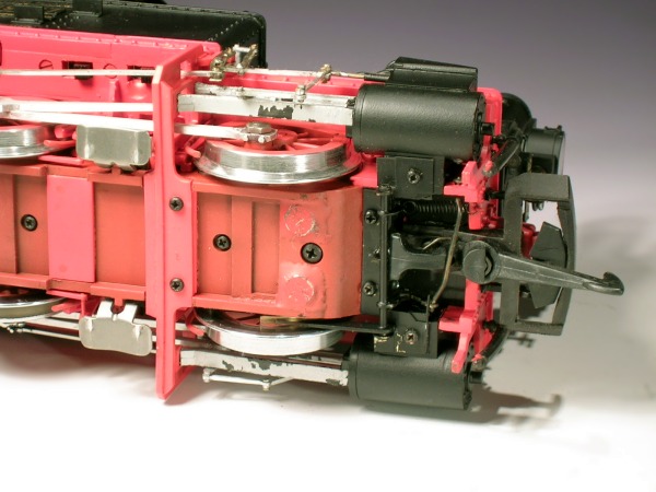 Modellfoto: Entkupplungsmechanik an einer Lokomotive von unten gesehen.