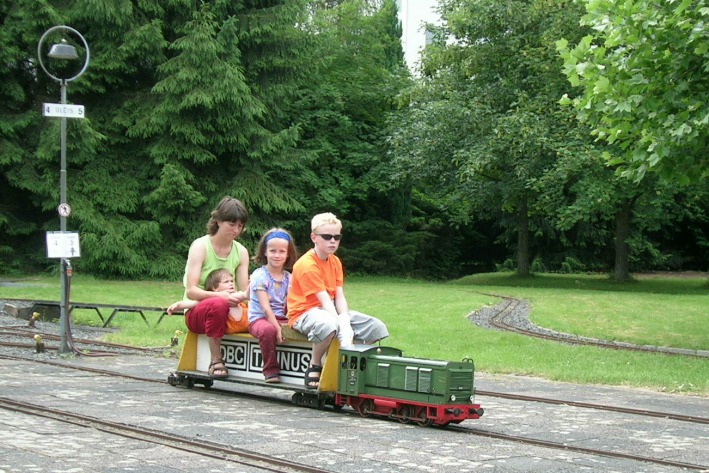 Eine V36 auf 5 Zoll–Spur, gesteuert von einem Kind, mit einem Sitzwagen.