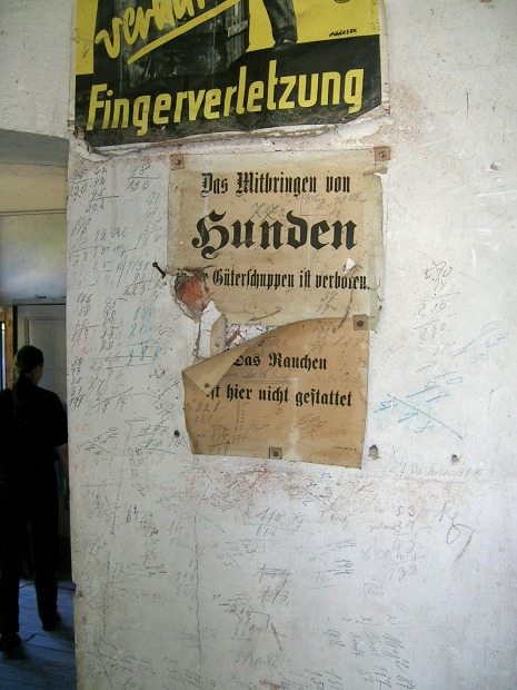 Zwei Hinweise an einer Wand am Güterschuppen in Dischingen.