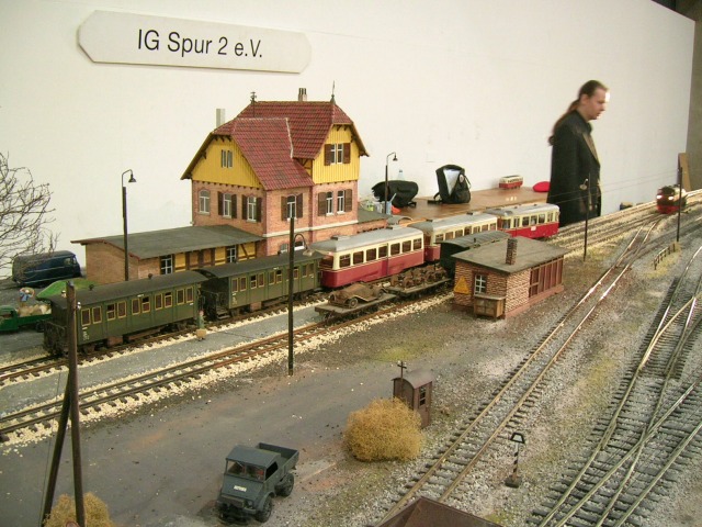 Ein Bahnhof im Maßstab 1:22,5 auf einer Ausstellungsanlage.