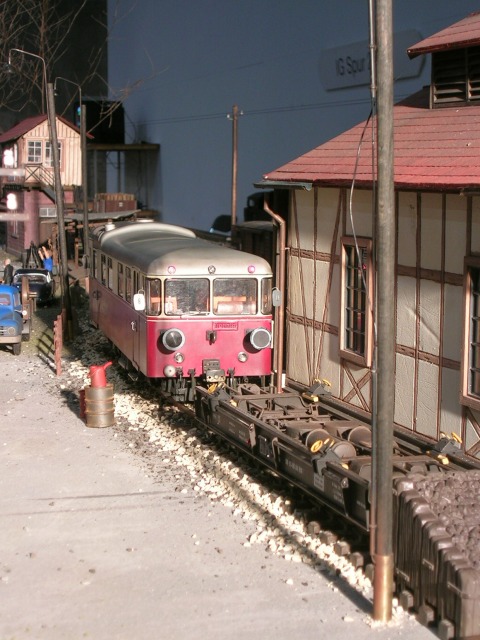 Modellfoto: Triebwagen T34 der WEG beim Lokschuppen bei einer Ausstellung.