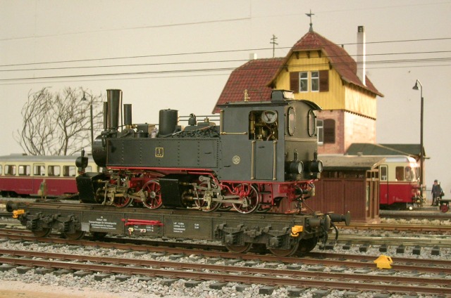 Schmalspurlok WN1 auf einem Regelspur–Transportwagen (Modelle 1:22,5).