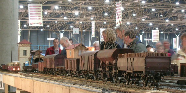 Auf Rollböcke aufgebockte Regelspurwagen bei einer Ausstellung (1:22,5).