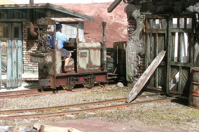 Eine rostige Feldbahnlok (DIEMA DL 6) auf einem 1:22,5–Diorama.