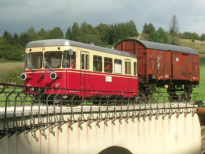 Triebwagen T33 der WN auf dem Viaduktmodell, mit aufgebocktem Regelspurwagen.