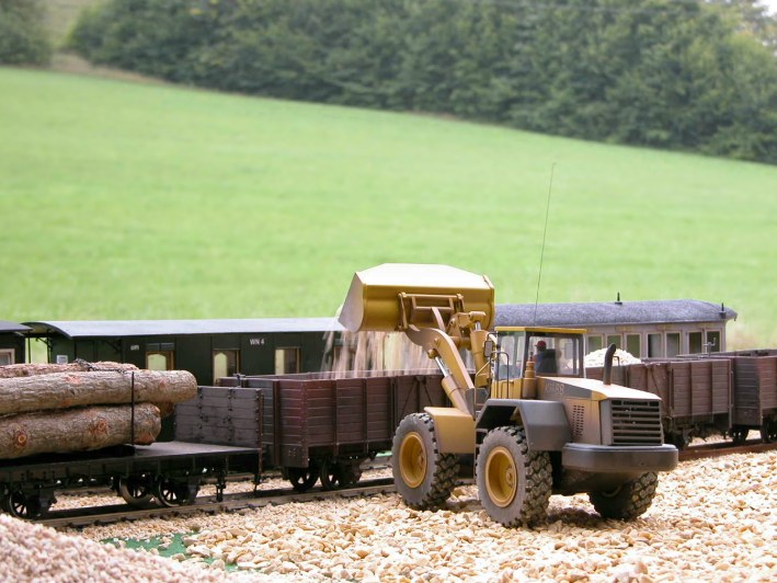 Ein ferngesteuerter Radlader (1:24) belädt Hochbordwagen.