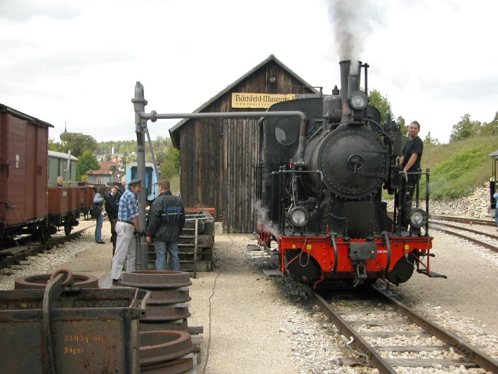 Die Dampflok WN12 der Härtsfeld–Museumsbahn fasst in Neresheim Wasser.