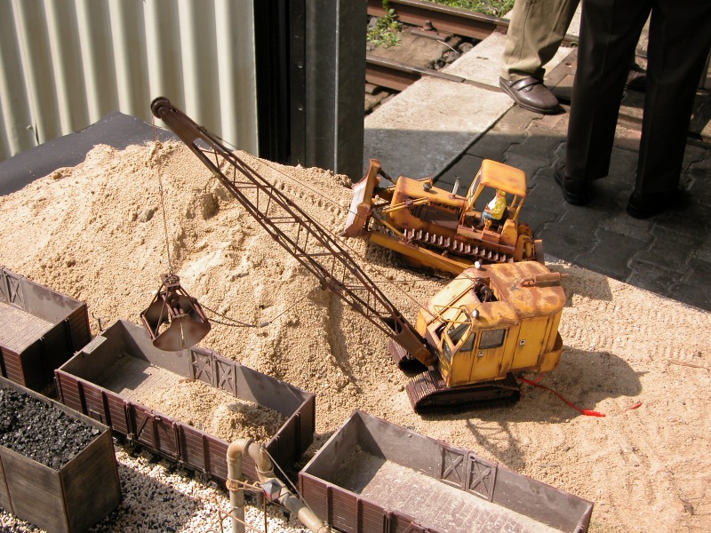 Bagger, Planierraupe und Hochbordwagen am Sandspielplatz (Feldbahn–Museum).