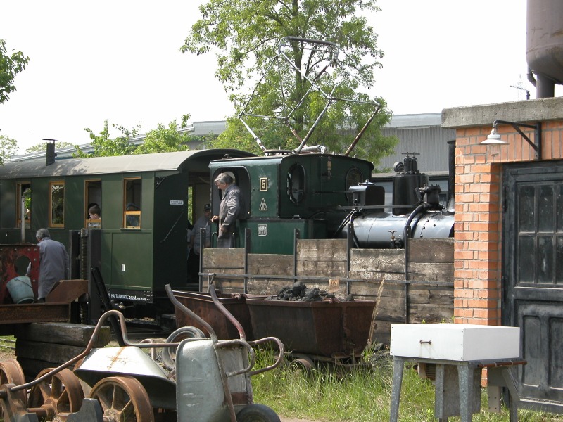 Feldbahnzug, abfahrtbereit, die Dampflok direkt vor einer Ellok dahinter.