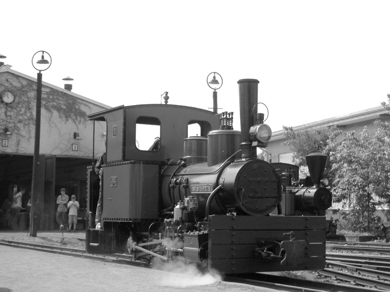 Zweifach gekuppelte Feldbahn–Dampflok 1 im Frankfurter Feldbahn–Museum.