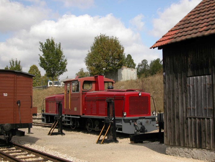 Die zweimotorige Diesellok „Jumbo” im Bahnhof Neresheim (2009).